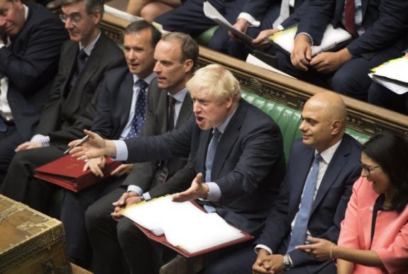 Újabb patthelyzet a briteknél: elfogadta az alsóház a rendezetlen Brexit tilalmát célzó törvényt