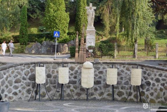 Visszaállították Székelyudvarhelyen a kommunizmus idején eltávolított címereket