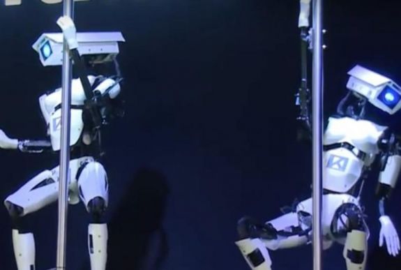 Rúdtáncos robotok léptek fel egy franciaországi klubban