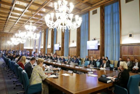 FRISSÍTVE – Teodorovici: nem ülésezhet és nem hozhat rendeleteket a foghíjas kormány