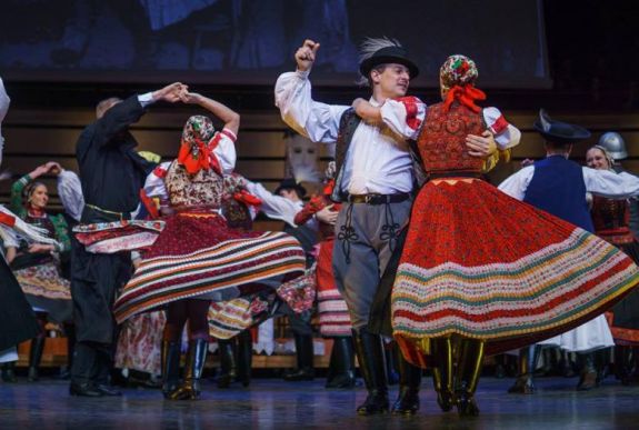 Negyvenöt erdélyi hivatásos néptáncosnak nyújt képzést a Magyar Táncművészeti Egyetem