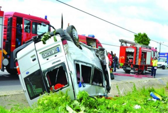 Felborult egy kisbusz Borszék kijáratánál, súlyos sérülés nem történt
