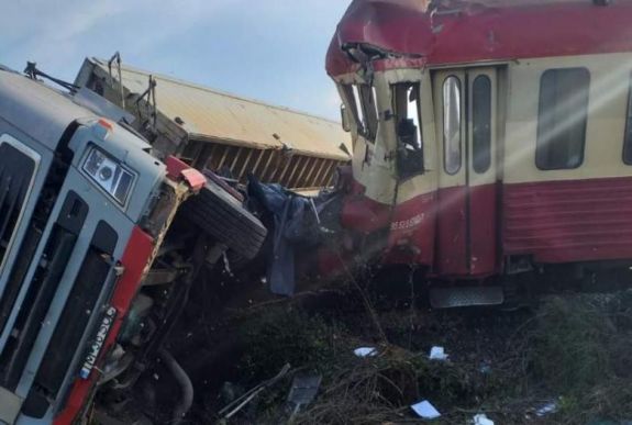 Tehergépkocsi ütközött a személyvonattal Temes megyében