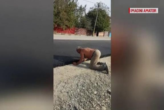 Nem hitt a szemének – megcsókolta a frissen aszfaltozott utat a bákói falu lakója