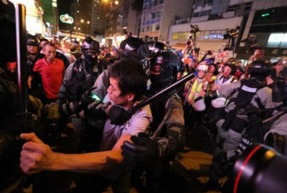 A tiltás ellenére újra utcára vonultak Hongkongban, a tüntetések 15 hete tartanak