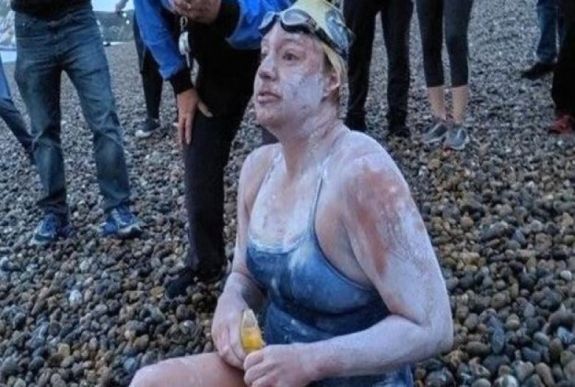 Elsőként úszta át négyszer egyhuzamban a La Manche-csatornát egy amerikai nő