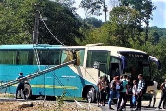 Átfúrta a telefonpózna a diákokat szállító autóbuszt