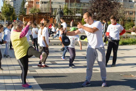 Ütemre tornáztak a csíkszeredaiak a téren