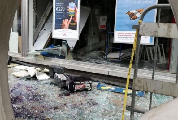 Bankautomaták felrobbantása miatt börtönbüntetésre ítéltek tíz embert