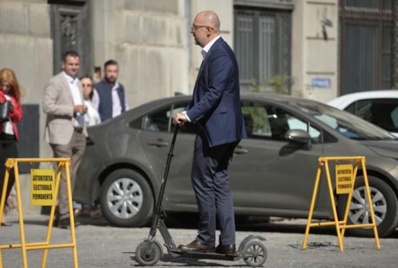 Iktatta a támogató aláírásokat: rolleren érkezett a választási irodához Kelemen Hunor