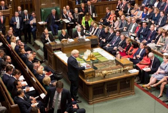 Két hét kihagyás után újból összeült a brit parlament