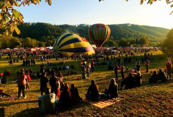Vármező, a hőlégballonok és papírsárkányok birodalma – Hőlégballon Parádén jártunk
