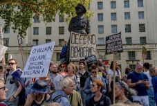 Tízezrek tüntettek Londonban: „Trump bábja, szégyelld magad!”