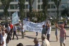 Tüntetők fogadták Viorica Dăncilă kormányfőt Mamaián