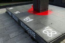 Tiltakozás Konyev szovjet marsall prágai köztéri szobrának letakarása ellen