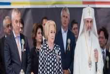 Kustán Magyari Attila: Bort iszik, félreprédikál