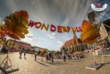 Bábosok, akrobaták árasztják el Kolozsvár központját és a bonchidai Bánffy-kastélyt