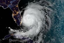 Kettes erősségűre csökkent a Dorian hurrikán, lassan halad Florida felé