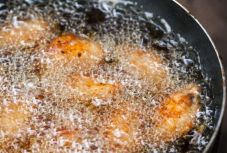 Agresszívabbá teszik a daganatos betegségeket az olajban sült ételek