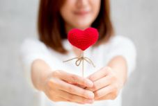 Hogyan tegyünk jót a hétköznapokban? Tippek a jótékonykodás világnapjára