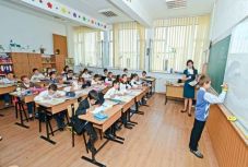 Hétfőn kezdődik az iskola: ekkor lesznek vakációk