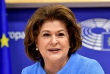 FRISSÍTVE - A két román jelölt közül Rovana Plumbot szemelte ki biztosnak Ursula von der Leyen