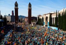 Barcelonában mintegy hatszázezren vonultak utcára a katalán nemzeti ünnepen