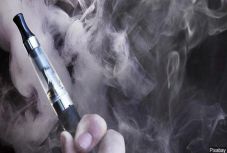 Súlyos következményekkel járhat az aromatizált elektromos cigaretták szívása