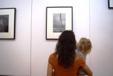 Megsimogatni a valóságot – megnyílt Bartis Attila fotókiállítása Csíkszeredában