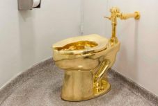 Tömör arany vécét loptak el egy angliai kiállításról