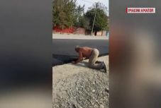 Nem hitt a szemének – megcsókolta a frissen aszfaltozott utat a bákói falu lakója