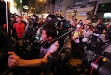 A tiltás ellenére újra utcára vonultak Hongkongban, a tüntetések 15 hete tartanak