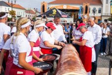 Nagy tömegeket mozgatott a sepsiszentgyörgyi Kürtőskalács Fesztivál