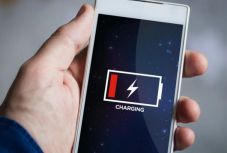 Kutatók: ha merül a mobil akkumulátora, fogy vele a jókedv is