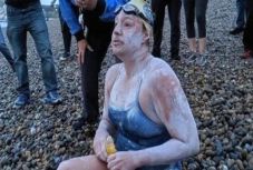 Elsőként úszta át négyszer egyhuzamban a La Manche-csatornát egy amerikai nő