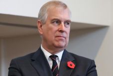 Epstein egyik vádlója azt állítja, hogy András herceggel is le kellett feküdnie