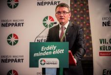 Az EMNP küldöttgyűlése megerősítette Csomortányi Istvánt a pártelnöki tisztségben