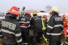 Tizennégyen megsérültek, miután kamionnal ütközött egy mikrobusz