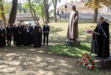 Felavatták a „fundamentumkészítő” Dávid Ferenc püspök szobrát Sepsiszentgyörgyön