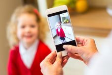 Veszélyes, ha túl sok fotót posztolnak a szülők a gyermekükről