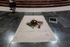 Hivatalos: kihantolják és áthelyezik Franco tábornok sírját