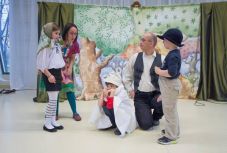 Egyre nehezebb a villogó kütyükkel felvenni a versenyt – Székelyföldet járó mesemondóval beszélgettünk