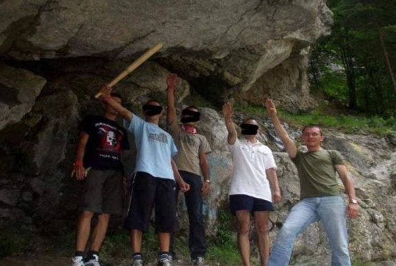 Nem tett feljelentést az őt náci karlendítés közben ábrázoló fotó közlése miatt az EMNP elnöke