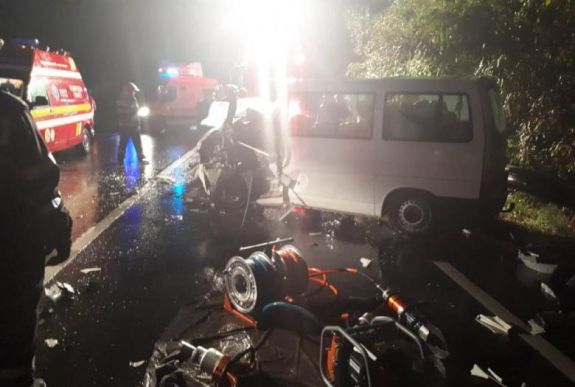 Kisbusz ütközött egy Hargita megyei kamionnal, ketten meghaltak