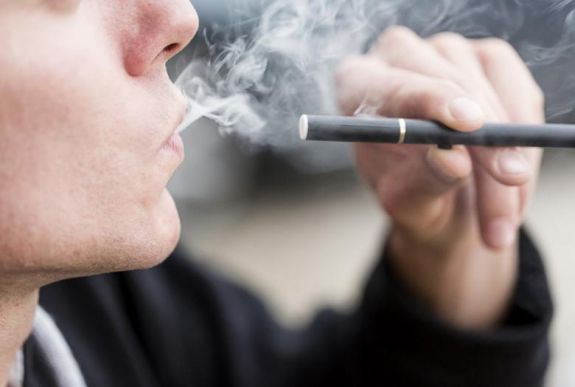 Égési sérülések nyomait találták az e-cigarettát szívók tüdejében