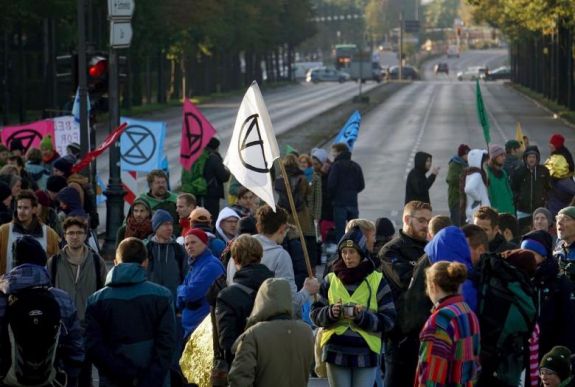 Klímavédelmi aktivistákat állítottak elő Amszterdamban
