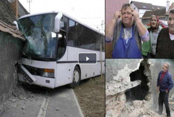 Nagy volt az ijedtség: lakóházba fúródott egy busz Feketehalmon