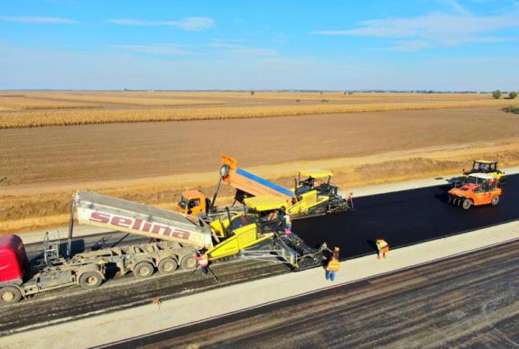 Elkezdték aszfaltozni az észak-erdélyi autópálya első szakaszát Bihar megyében