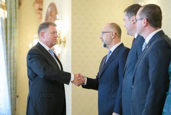 FRISSÍTVE – Ellentmondó feltételekkel támogatnák a pártok a PNL-kormányt – mit mond az RMDSZ?