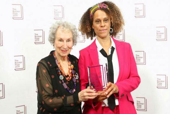 Margaret Atwood és Bernardine Evaristo megosztva kapta az idei Booker-díjat